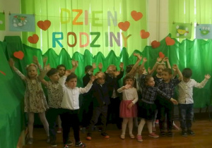 Przedszkolaki poruszają się w rytm śpiewanej przez siebie piosenki "Majowe życzenia".